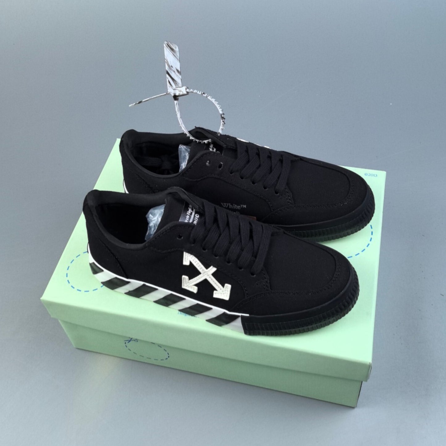 Off White Vulc Low Black White Arrow